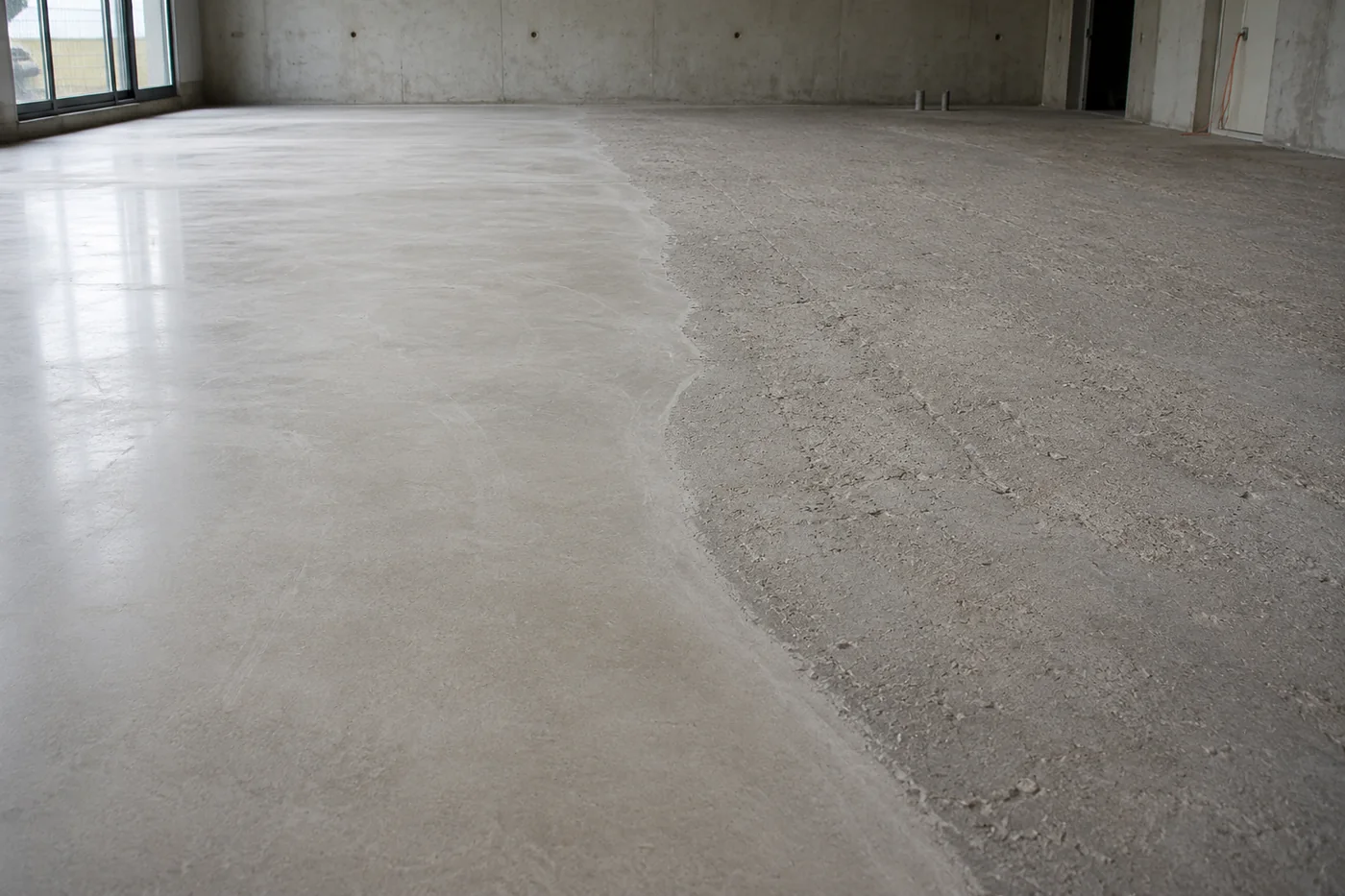 Betonboden mit rauer Ausgangsfläche rechts und grob geschliffener Fläche links